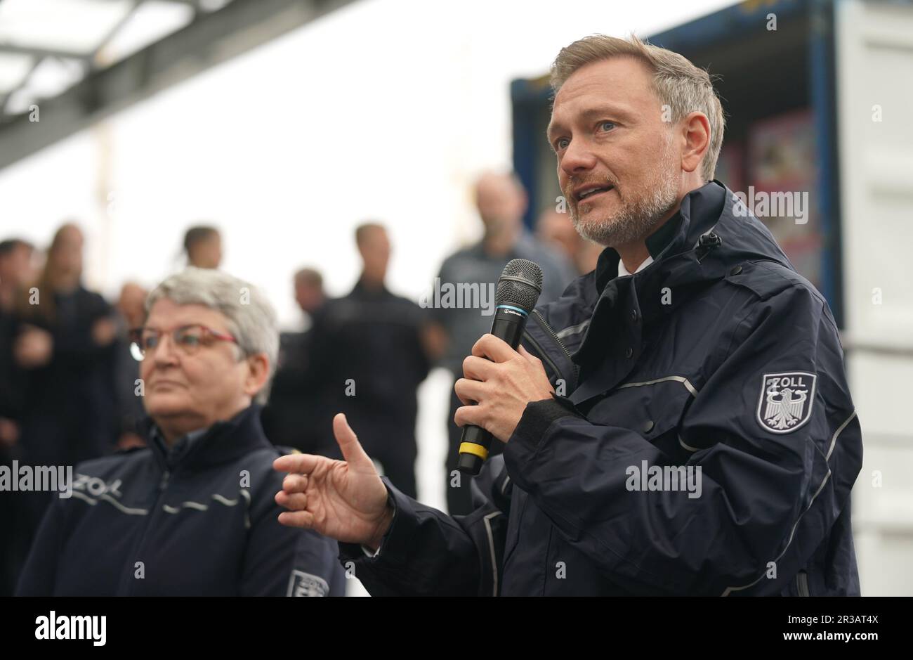 Hamburg, Deutschland. 23. Mai 2023. Christian Lindner (FDP, r), Bundesminister für Finanzen, trägt eine Zolljacke und steht neben Colette Hercher, Präsidentin der Generaldirektion Zoll, auf einer Pressekonferenz nach seinem Besuch bei der Zollabfertigung beim Hamburger Zollamt. Lindner legte die landesweite Bilanz von Zoll 2022 vor. Kredit: Marcus Brandt/dpa/Alamy Live News Stockfoto
