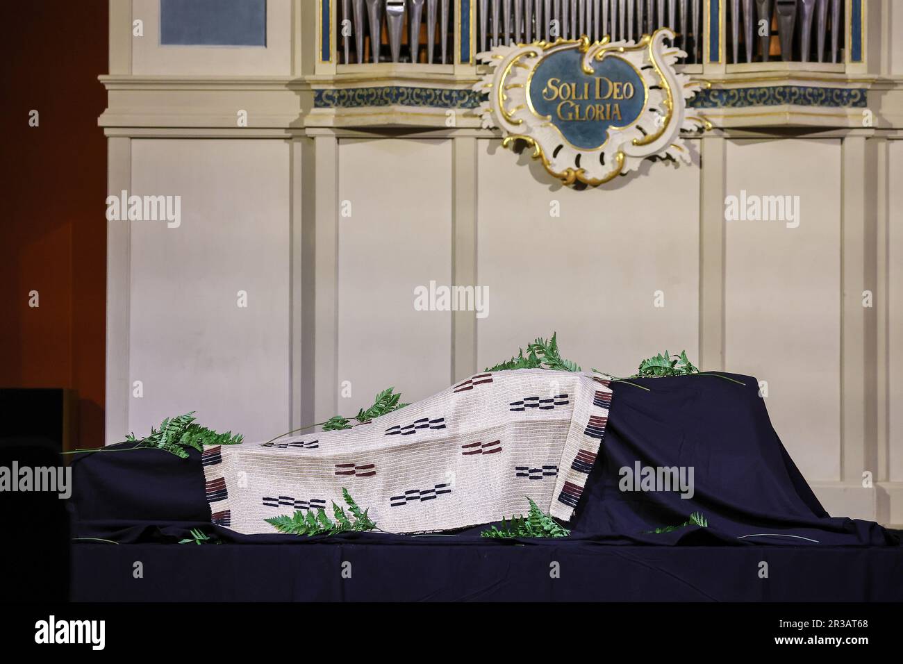 Leipzig, Deutschland. 23. Mai 2023. Stoffkisten mit menschlichen Überresten von Maori und Moriori stehen während einer Rückkehrzeremonie vor einem Organ. Bei einer feierlichen Zeremonie im Grassi-Museum für Völkerkunde in Leipzig wurden die Überreste der Ureinwohner einer Delegation von M·ori aus Neuseeland und Moriori von den Chatham-Inseln übergeben. Die Knochen- und Haarproben von 64 Personen befanden sich im Besitz der Staatlichen Ethnographischen Sammlungen (SES) Sachsens. Sie kamen von Grabplünderungen und von Opfern gewaltsamer Konflikte. Kredit: Jan Woitas/dpa/Alamy Live News Stockfoto