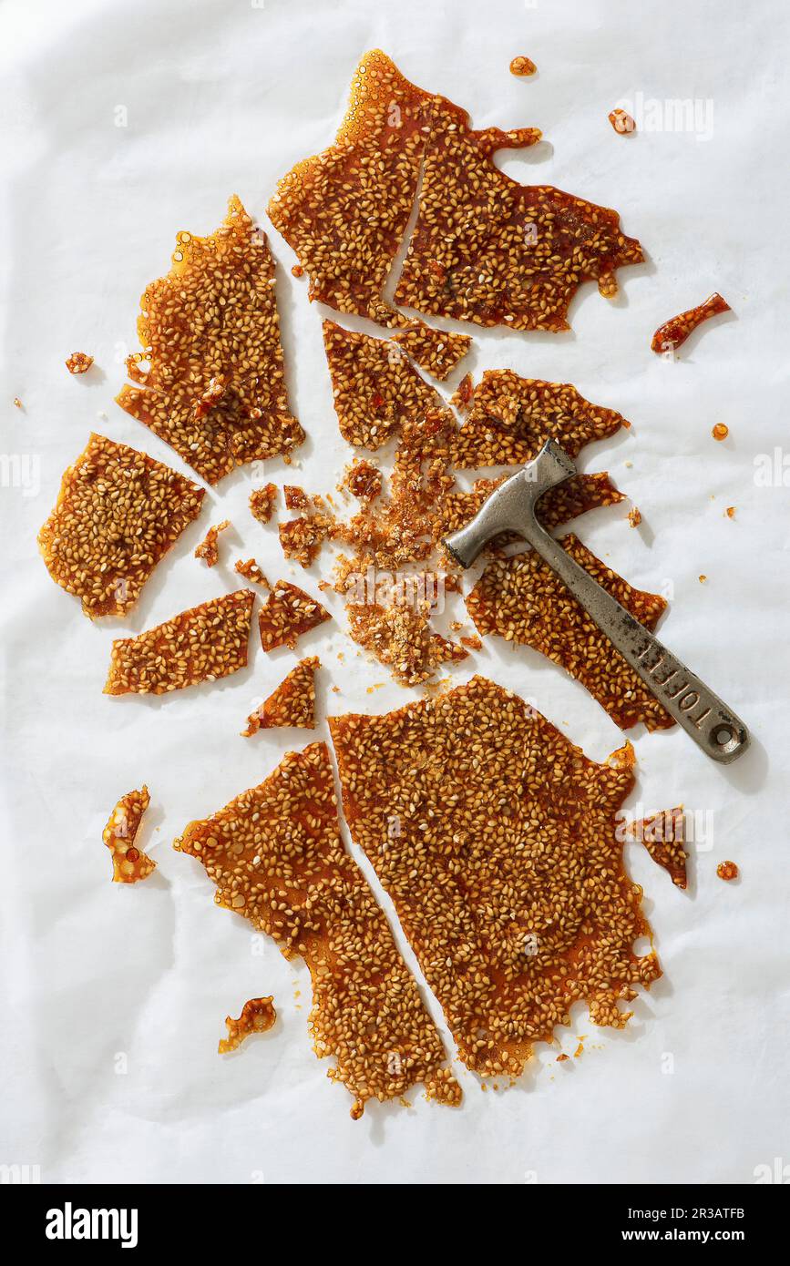 Hausgemachte Sesambrüchige mit Toffee Stockfoto