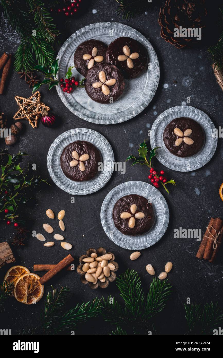 Schokolade Elisenlebkuchen (Nürnberger Lebkuchen) auf Metallplatten Stockfoto