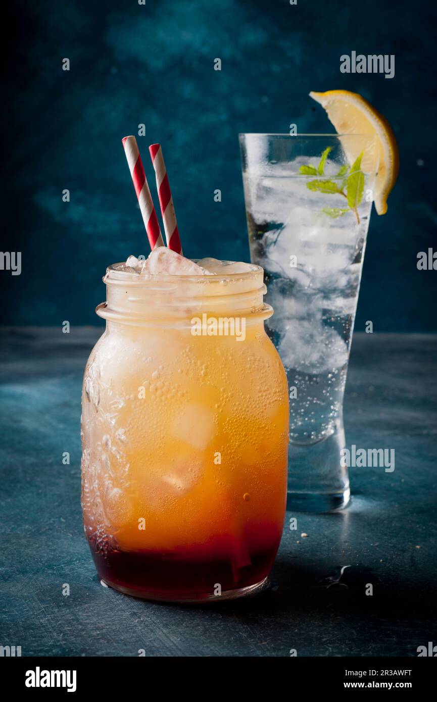 Mocktail mit Orangen- und Cranberry-Saft Stockfoto