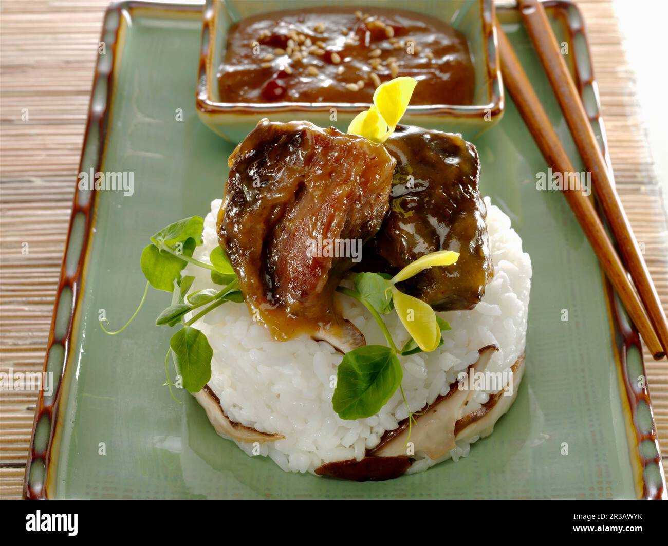 Geschmorte Kurzrippe mit Reis und Shiitake Stockfoto