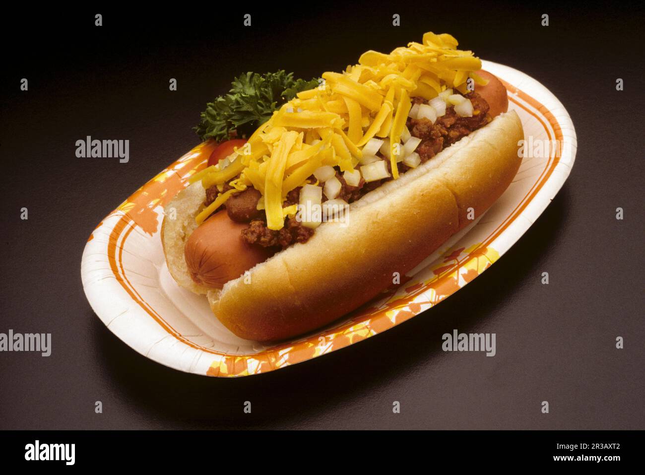 Straßenverkäufer Chili Dog mit Käse und Zwiebeln in einem Brötchen Stockfoto