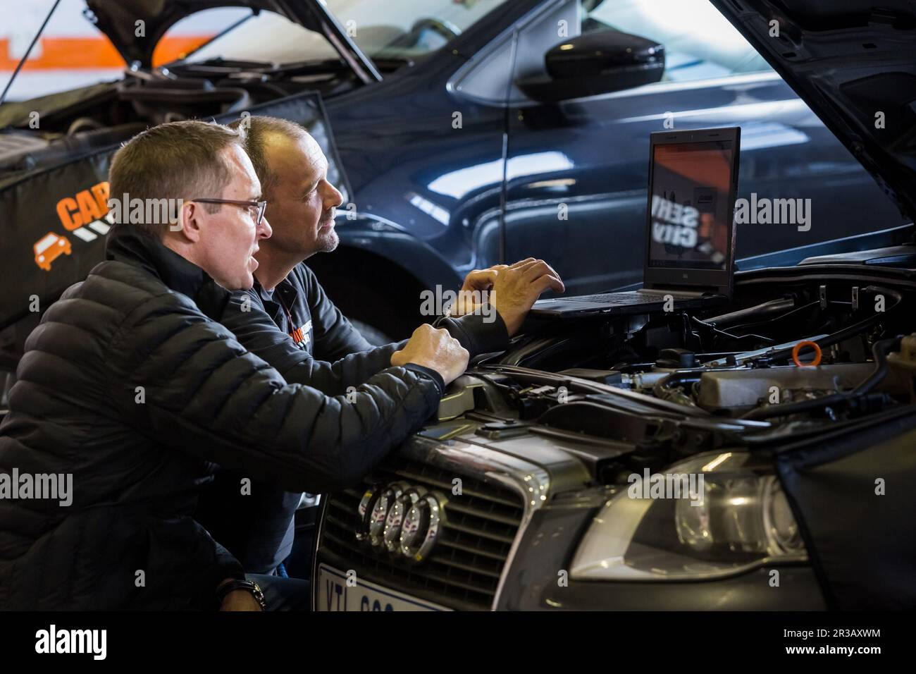 Mechaniker in der Kfz-Werkstatt in der Stadt Reparatur und Diagnose von Kraftfahrzeugen Stockfoto