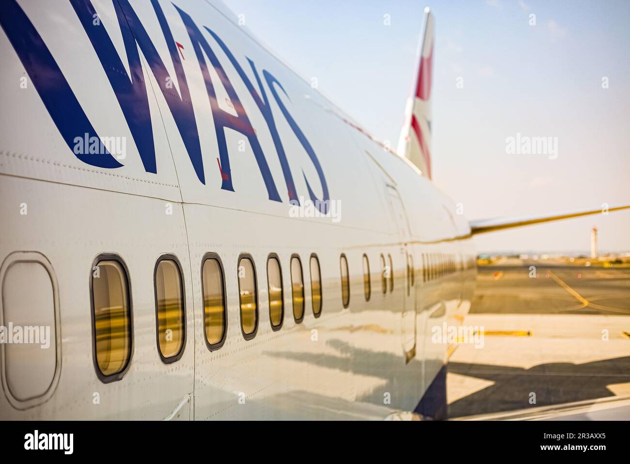 Johannesburg, Südafrika - 08. Mai 2012: Boeing 747-400 der British Airways parkt auf dem Asphalt auf einem Flughafen Stockfoto