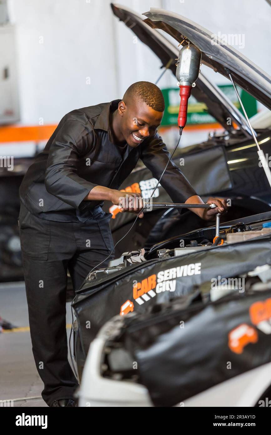 Mechaniker in der Kfz-Werkstatt in der Stadt Reparatur und Diagnose von Kraftfahrzeugen Stockfoto