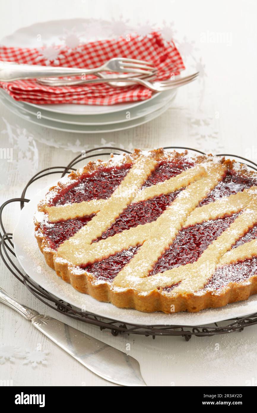 Linzer Torte mit Puderzucker Stockfoto