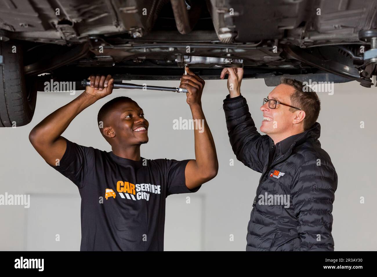 Mechaniker in der Kfz-Werkstatt in der Stadt Reparatur und Diagnose von Kraftfahrzeugen Stockfoto