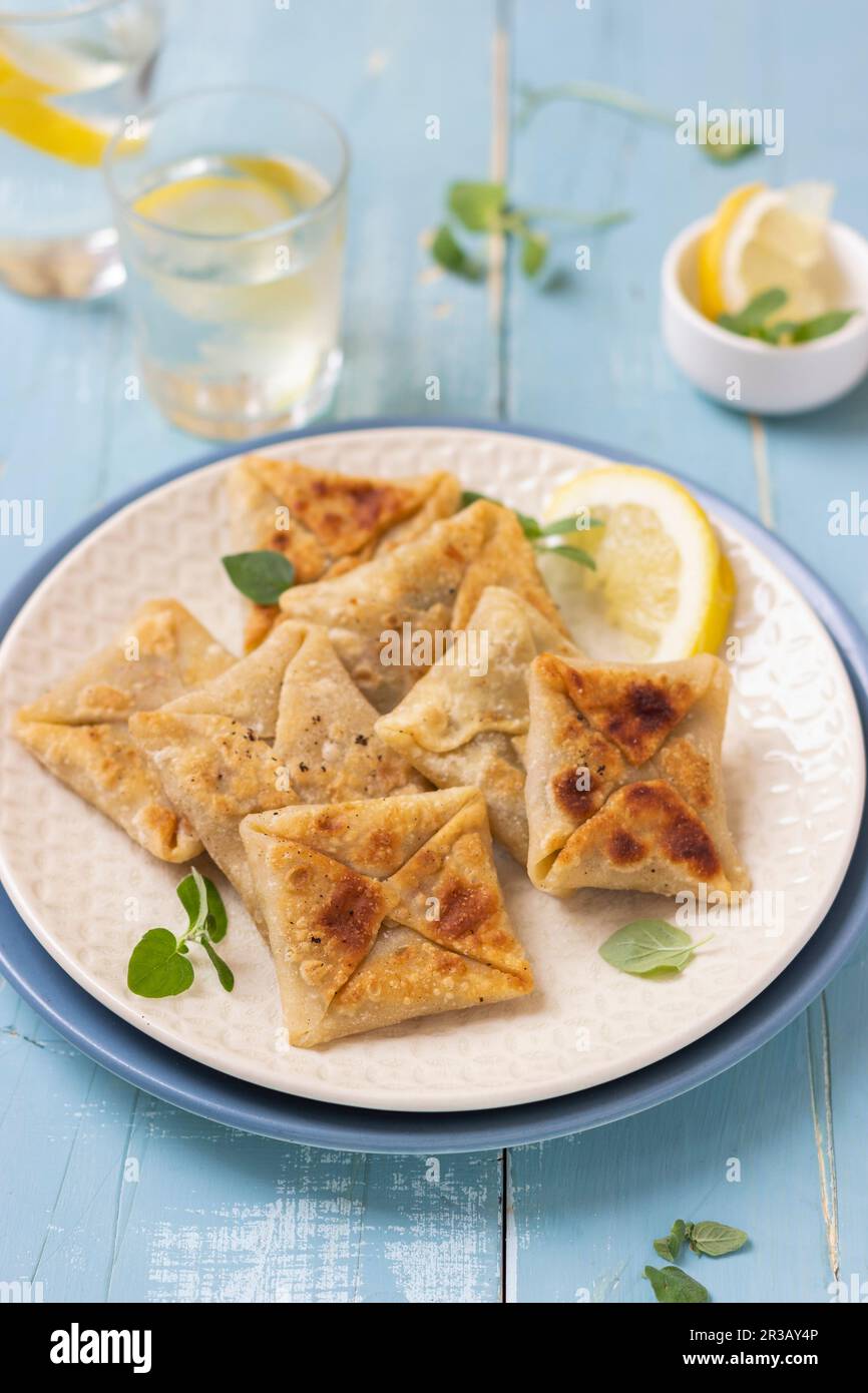 Marathopites – kleine griechische, herzhafte Kuchen mit Rote-Bete-Blättern und Kräutern, Oreganoblättern Stockfoto