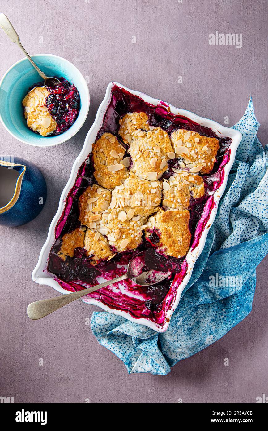 Frischer Blaubeerkuchen mit Mandeln Stockfoto