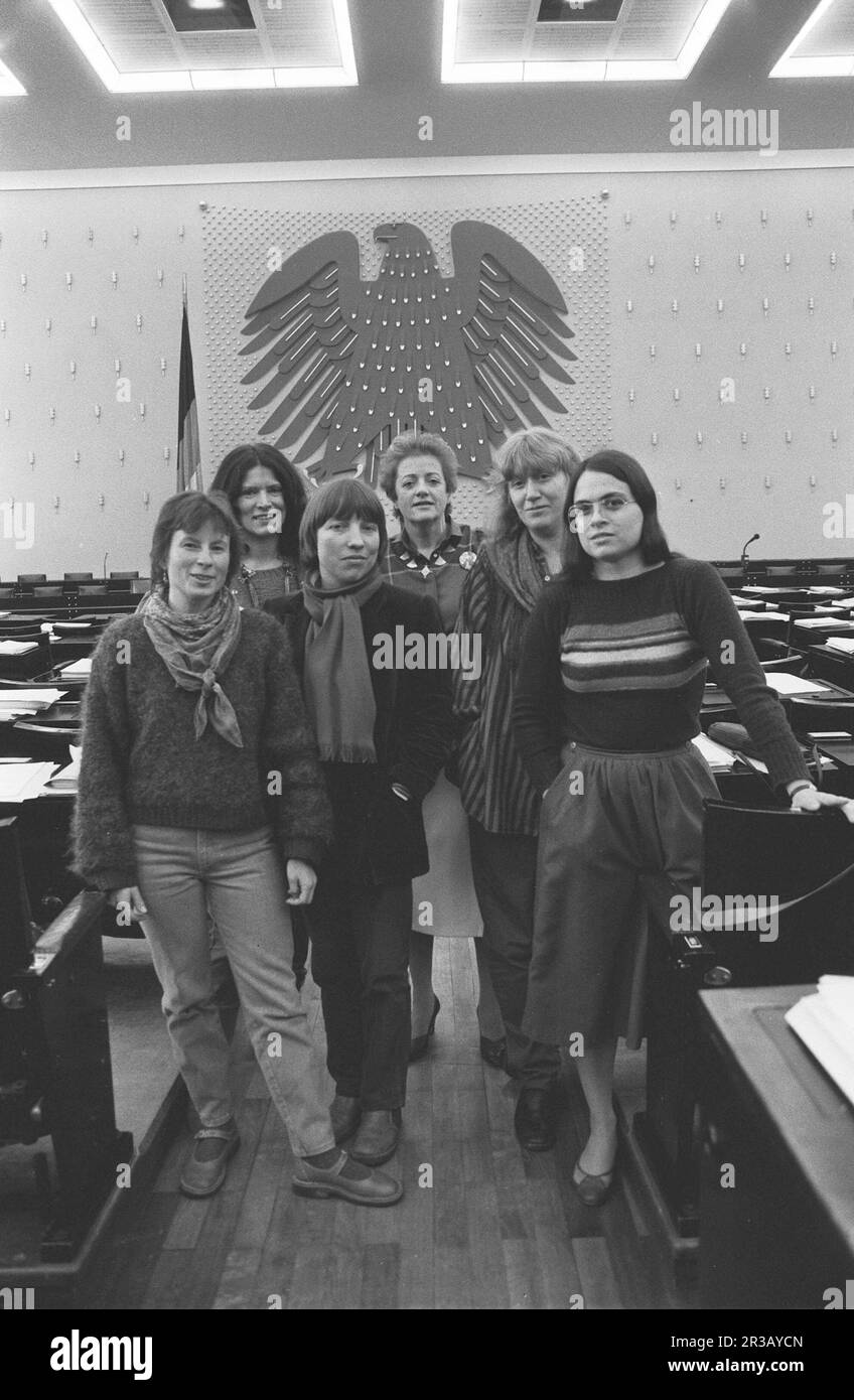 ARCHIVFOTO: Der Politiker Antje VOLLMER wäre am 31. Mai 2023 80 Jahre alt gewesen Politik: Die Sprecher der parlamentarischen Fraktion "die Grünen" im Deutschen Bundestag, von links: Heidemarie DANN, Annemarie BORGMANN, Antje VOLLMER, Erika HICKEL, Waltraud SCHOPPE und Christa NICKELS, posieren vor dem Bundesadler im Parlament, Gruppenfoto, Schwarzweißfoto, 12. Februar 1984. ? Stockfoto