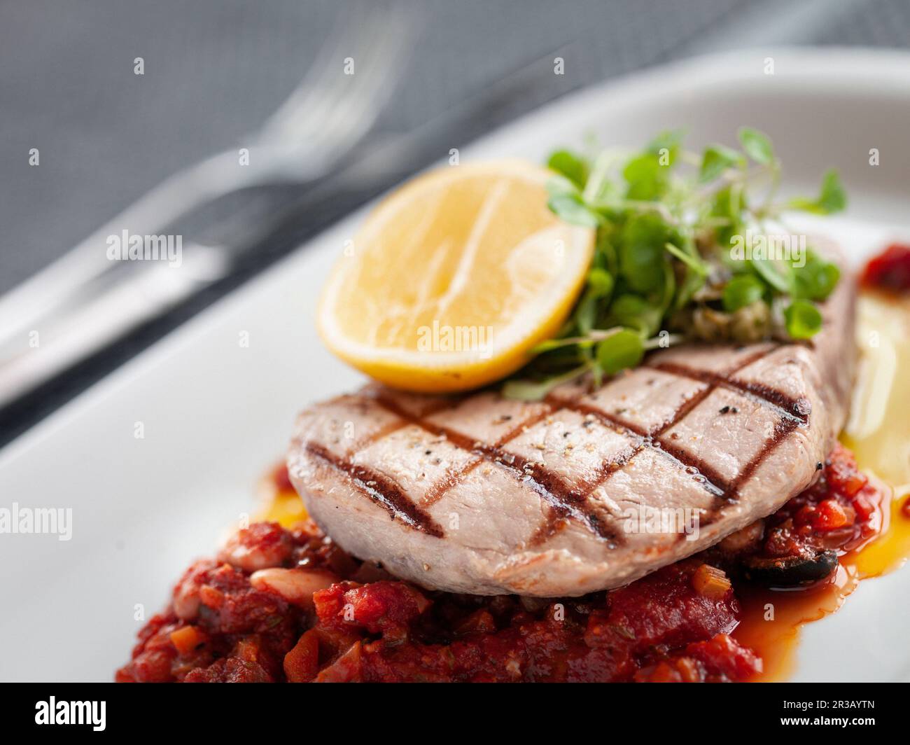 Gegrilltes Thunfischsteak mit Tomatensoße Stockfoto