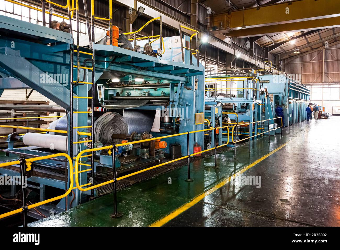 Weitwinkelansicht einer großen Maschine in einer Förderbandfabrik Stockfoto
