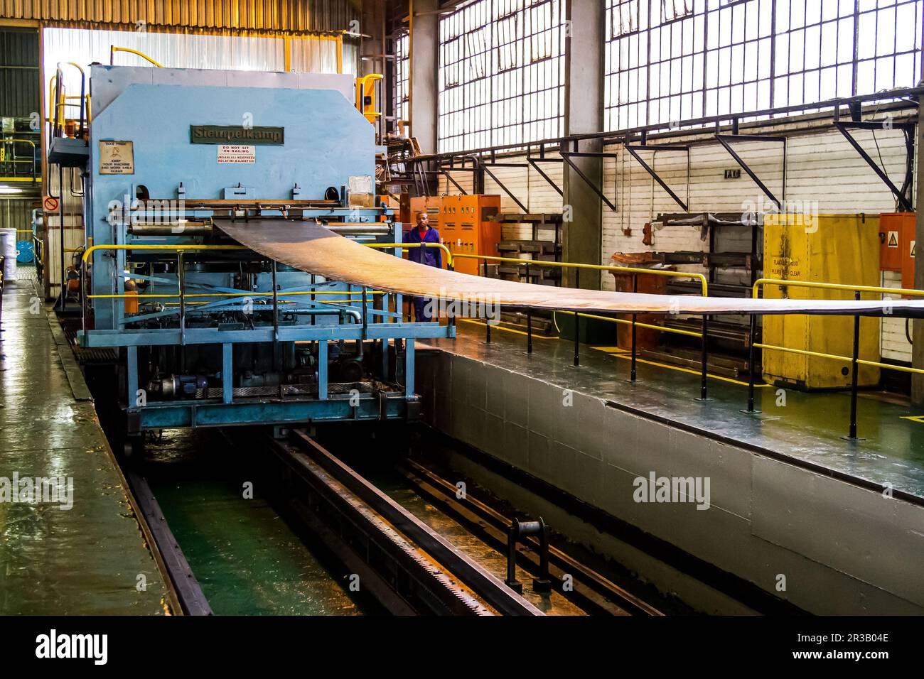 Weitwinkelansicht einer großen Maschine in einer Förderbandfabrik Stockfoto