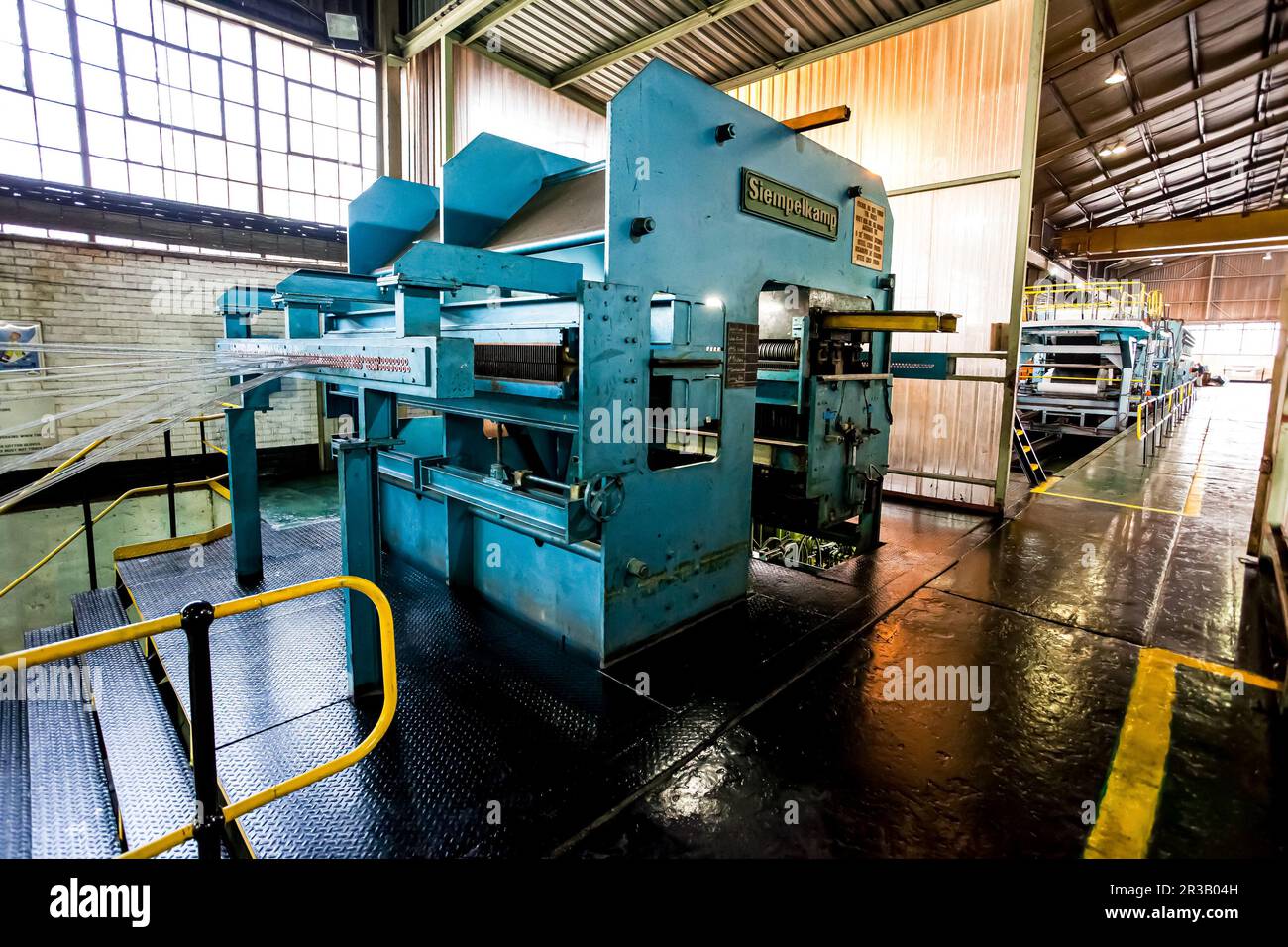 Weitwinkelansicht der Kabelspulen einer großen Maschine in einer Förderbandfabrik Stockfoto