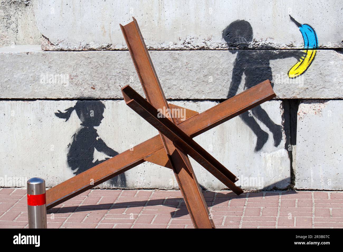 KIEW, UKRAINE - 23. MAI 2023 - das Wandgemälde des englischen Straßenkünstlers Banksy verwandelt das Panzerabwehrhemmnis (tschechischer Igel) im Maidan Nezalezhno Stockfoto