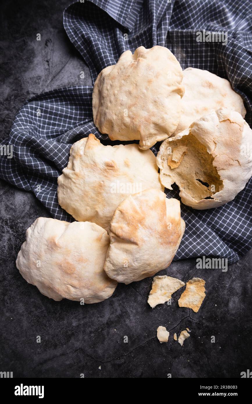 Pita-Brot auf einem Geschirrtuch, eines zerbrochen Stockfoto