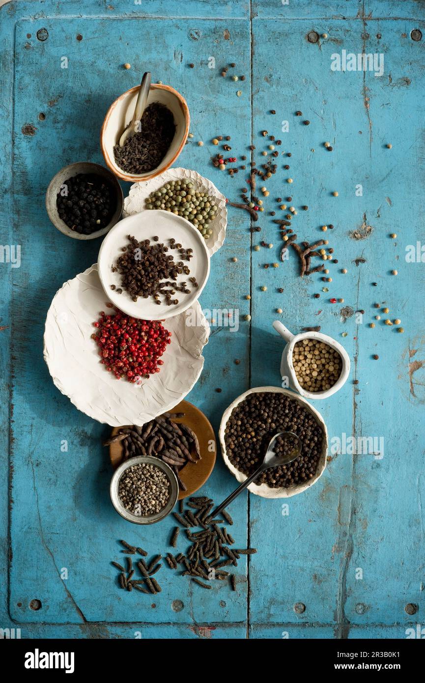 Uber eine Anordnung verschiedener Paprikasorten in Schalen Stockfoto