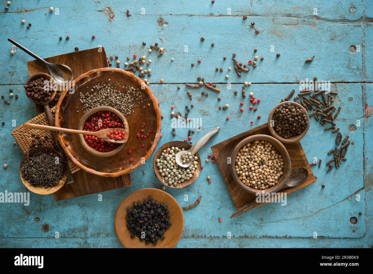 Uber eine Anordnung verschiedener Paprikasorten in Schalen Stockfoto
