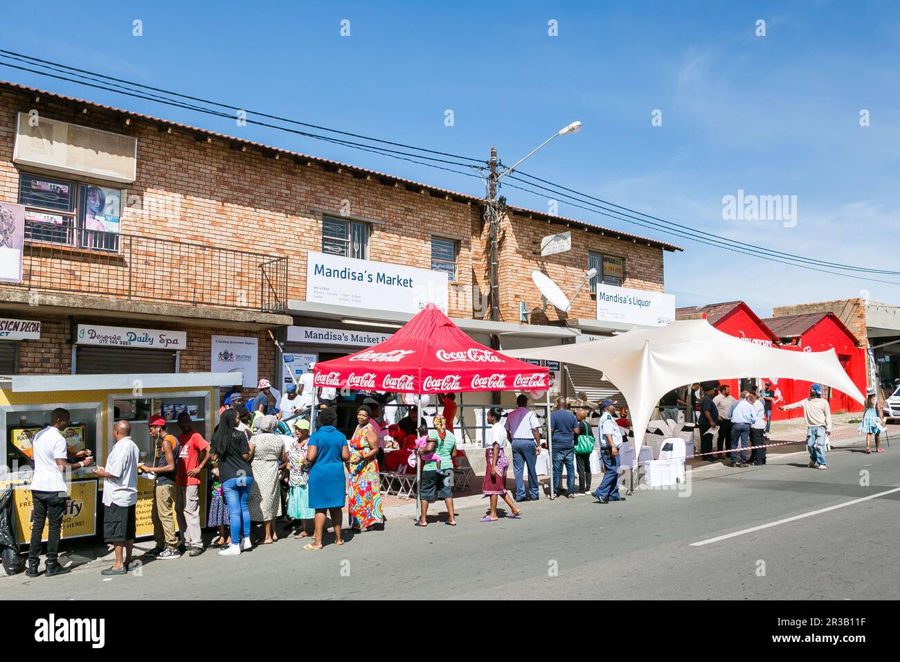 Kunden warten in der Schlange am Eingang zum örtlichen Pick n Pay Supermarkt Stockfoto