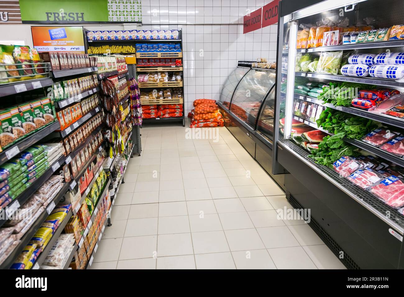Voll ausgestattete Regale mit Lebensmitteln und Haushaltsartikeln im örtlichen Pick n Pay-Lebensmittelgeschäft Stockfoto