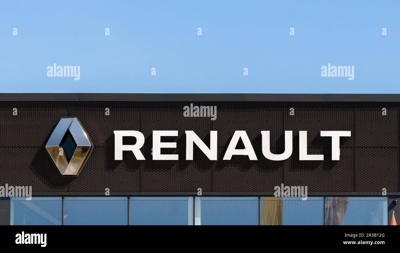 Minsk, Weißrussland - 10. Mai 2022: Renault. Ein Schild mit dem Renault-Logo auf dem Händlergebäude. Stockfoto