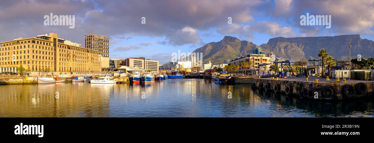 Südafrika, Westkap-Provinz, Kapstadt, Panoramablick auf die Wolken über Victoria und Alfred Waterfront Stockfoto