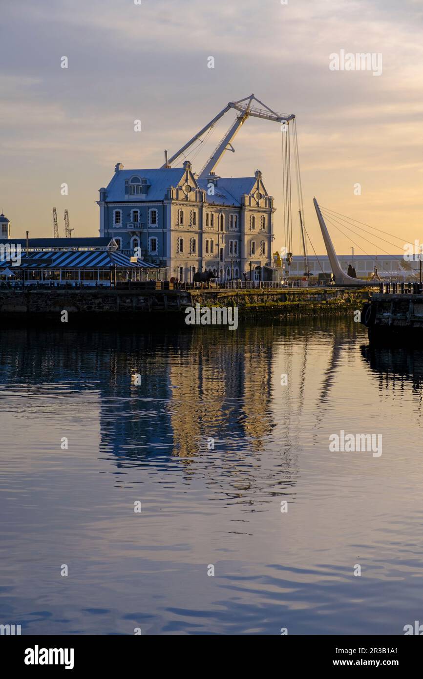 Südafrika, Westkap-Provinz, Kapstadt, Hotel in Victoria und Alfred Waterfront bei Tagesanbruch Stockfoto