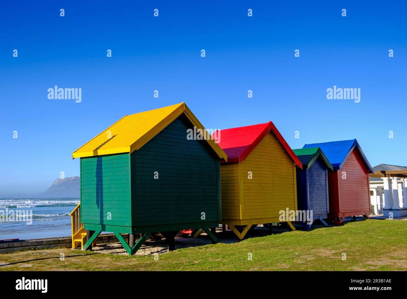 Südafrika, Westkap-Provinz, Kapstadt, eine Reihe farbenfroher Strandhütten am Muizenberg Beach Stockfoto