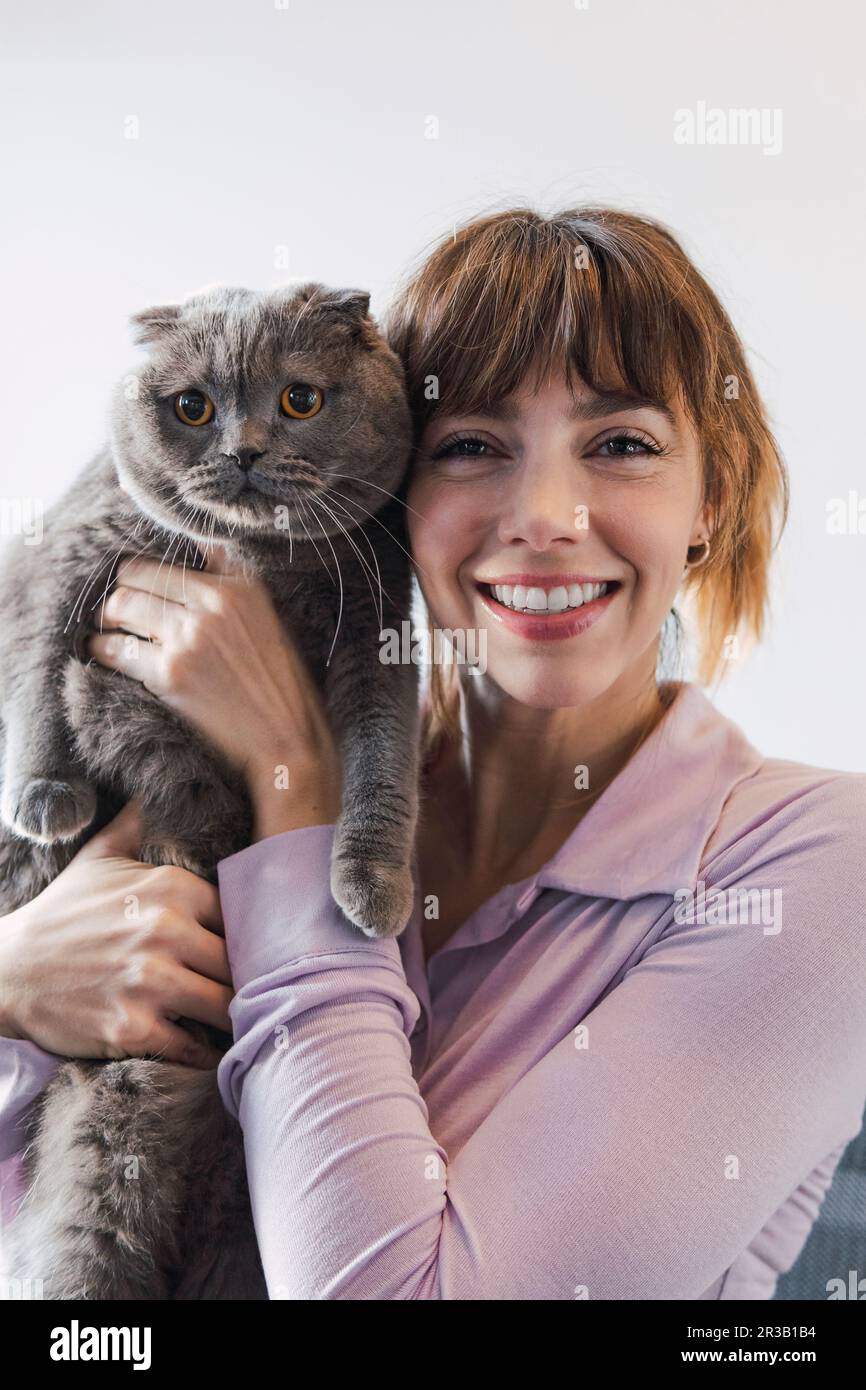 Porträt einer glücklichen Frau mit Katze Stockfoto