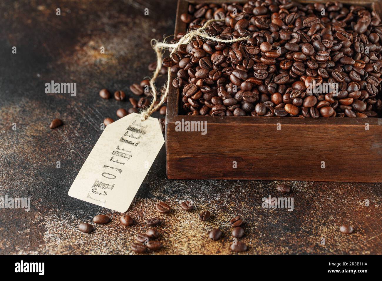 Schwarze Kaffeebohnen Studioaufnahme. Frisch geröstete Kaffeebohnen in einer Holzkiste Stockfoto