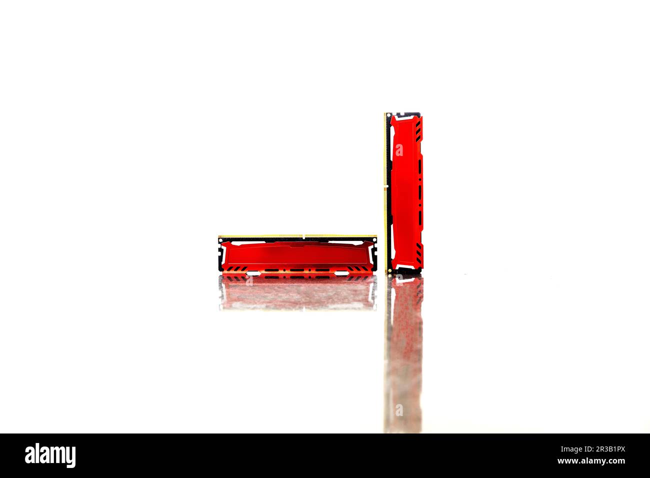 Einige DDR4-RAM-Speichermodule mit roten Metallkühlkörpern auf einer reflektierenden Oberfläche und weißem Hintergrund Stockfoto