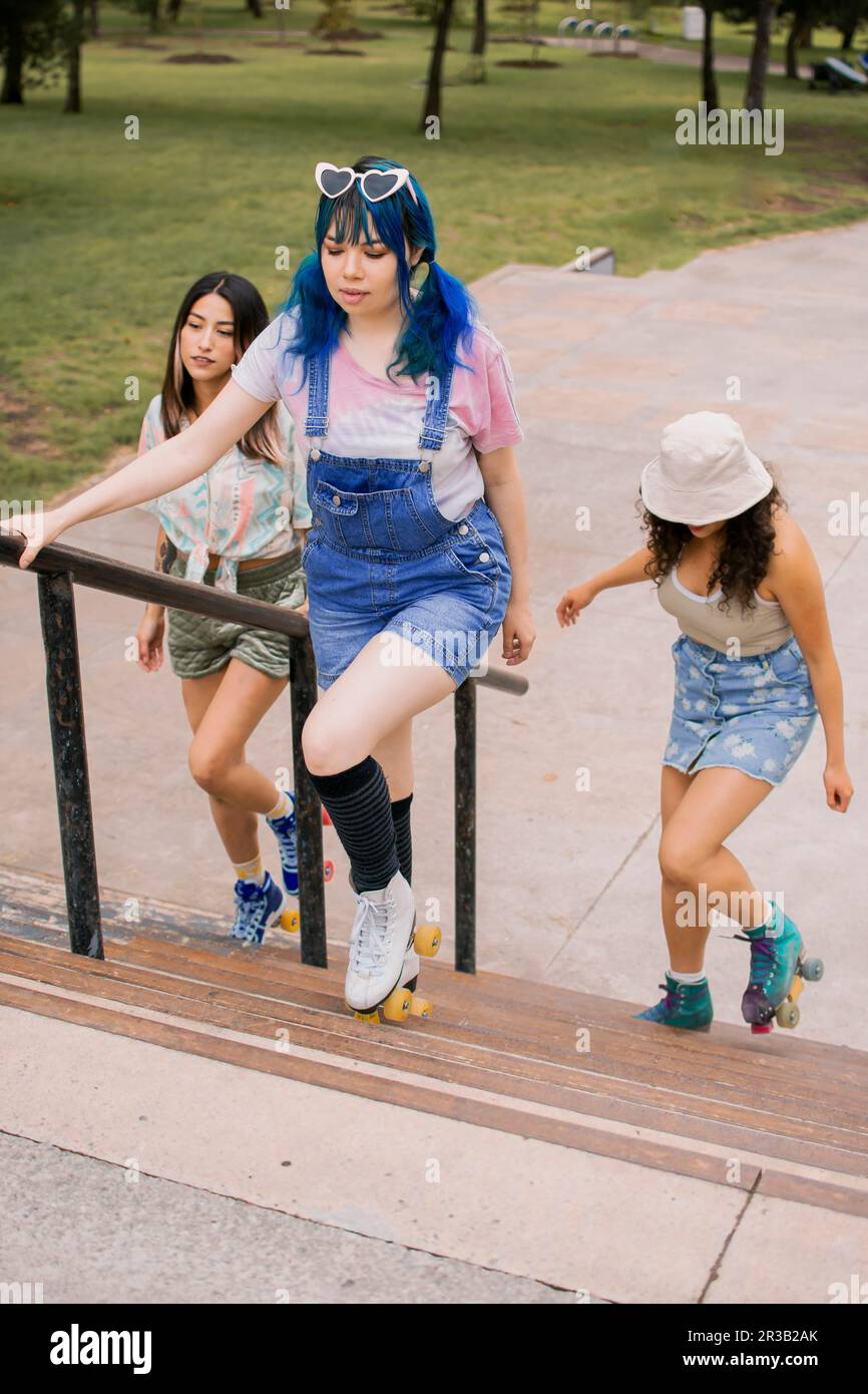 Freunde, die zusammen auf der Treppe im Park aufsteigen Stockfoto