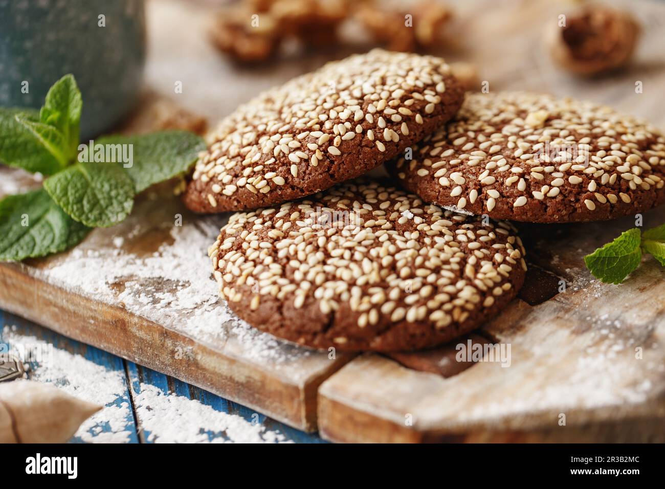 Schokoladenkekse mit Sesam auf dem Holzbrett. Mystic Light Food Fotografie. Stockfoto