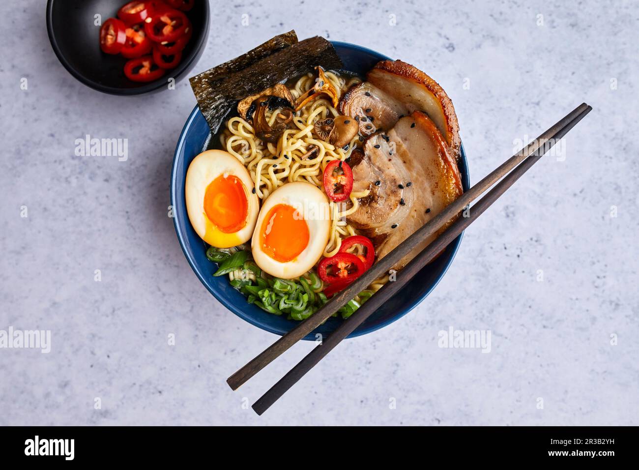 Ramen-Suppe mit Pilzen, Chashu-Schweinefleisch und Ajitama-Ramen-Eiern Stockfoto