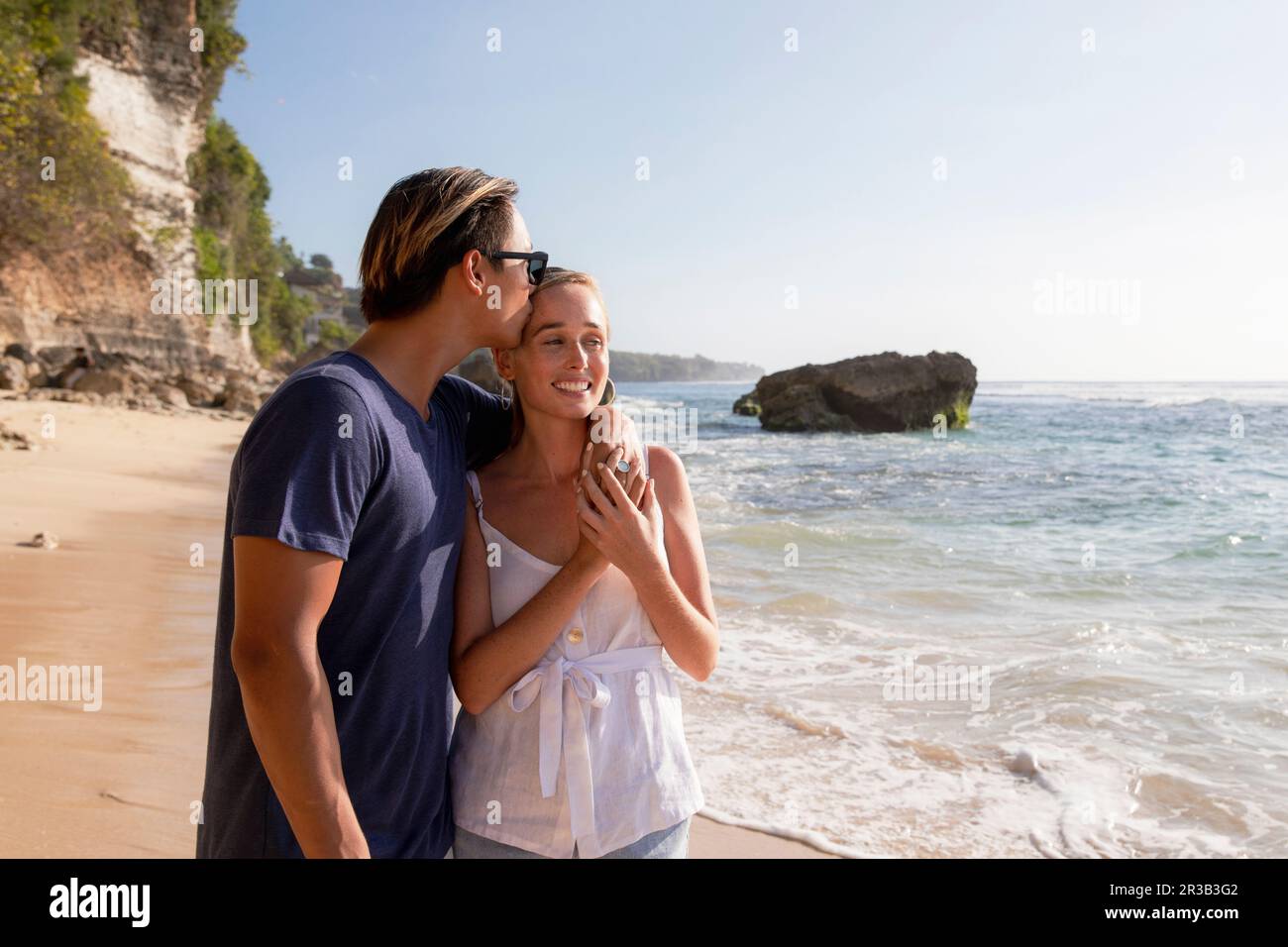 Romantischer Mann, der Urlaub mit seiner Freundin am Strand genießt Stockfoto