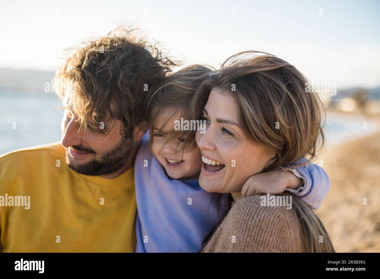 Fröhliche Familie, die ihren Urlaub am Strand verbringt Stockfoto