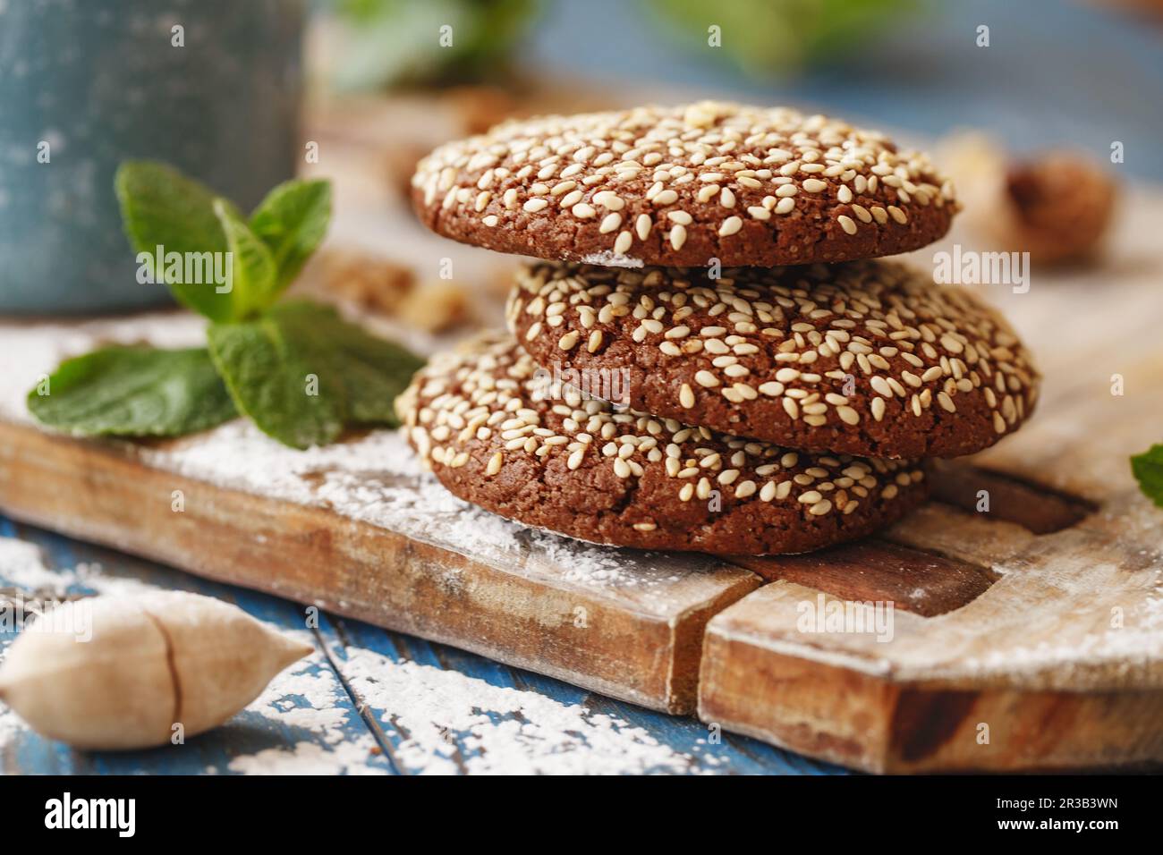 Schokoladenkekse mit Sesam auf dem Holzbrett. Mystic Light Food Fotografie. Stockfoto