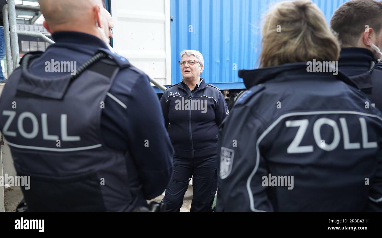 Hamburg, Deutschland. 23. Mai 2023. Colette Hercher (M), Präsidentin der Generaldirektion Zoll, unterhält sich mit Zollbeamten außerhalb des Hamburger Zollamtes. Bundesfinanzminister Lindner stellte die landesweite Bilanz Zoll 2022 beim Hamburger Zollamt vor. Kredit: Marcus Brandt/dpa/Alamy Live News Stockfoto