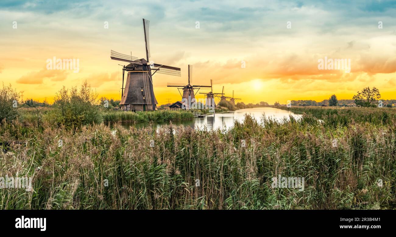 Kinderdijk Windmühlen bei Sonnenuntergang, Niederlande. Stockfoto