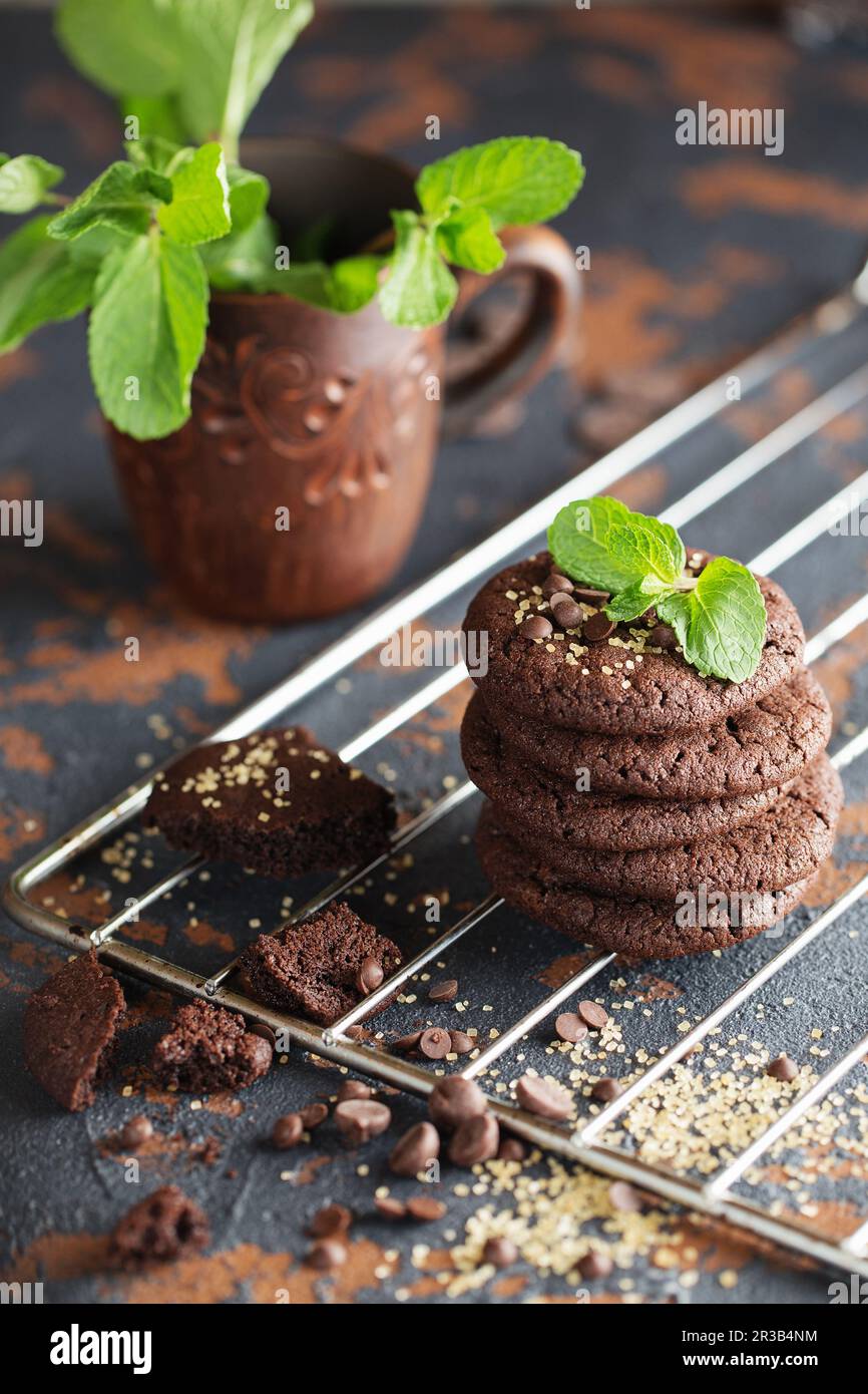 Schokoladenkekse auf dem Backblech. Dark and Moody, Mystic Light Food Fotografie. Stockfoto