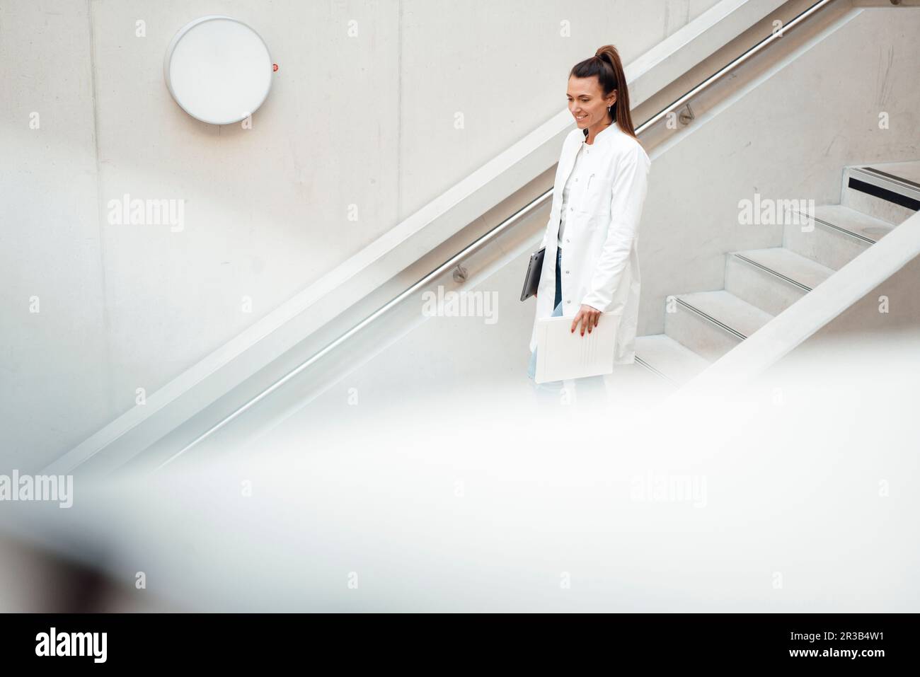 Arzt, der im Krankenhaus von der Treppe runterkommt Stockfoto