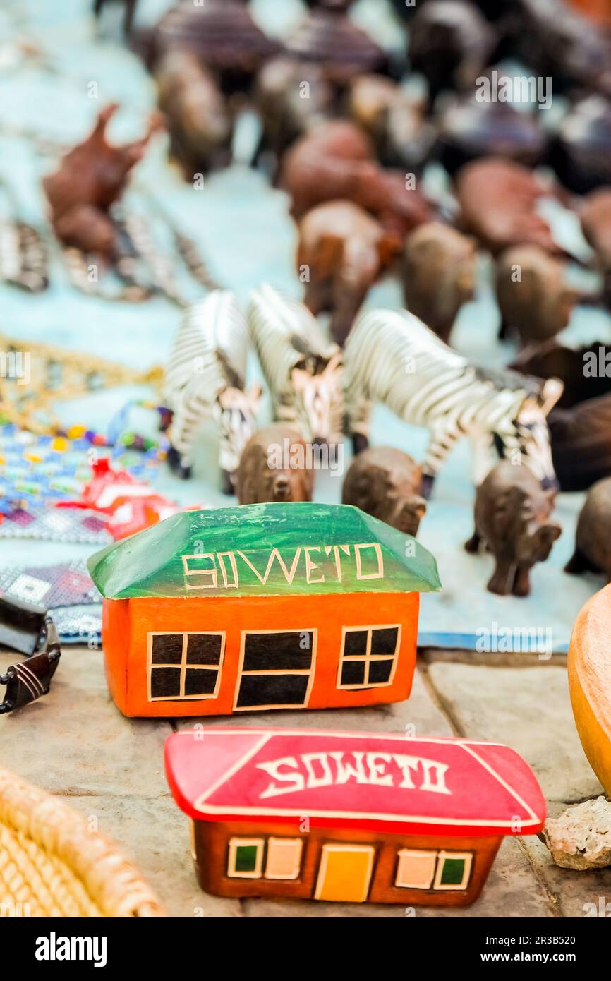 Afrikanische Kuriositäten im Angebot in der Soweto Township Street Stockfoto