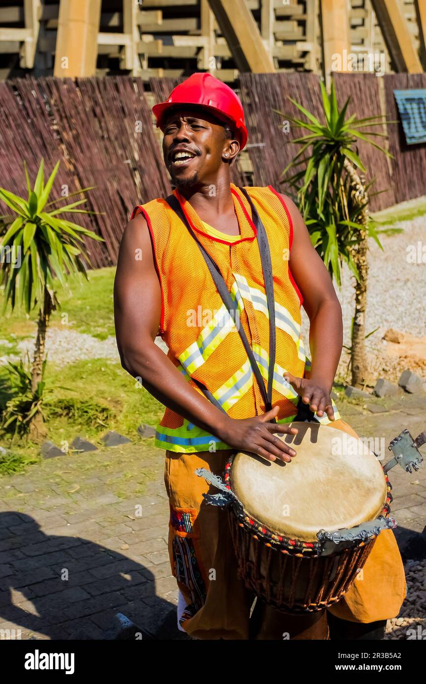 Afrikanische Männer, die traditionelle Trommeln für Touristen der Stadt Soweto spielen Stockfoto