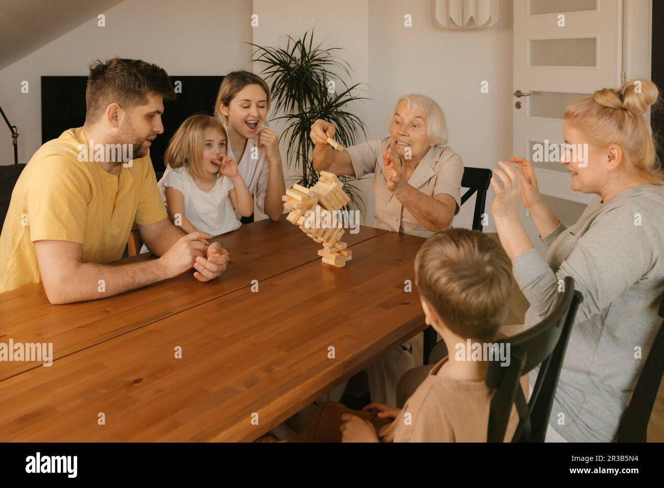 Die ganze Familie hat zu Hause Spaß beim Spielen Stockfoto