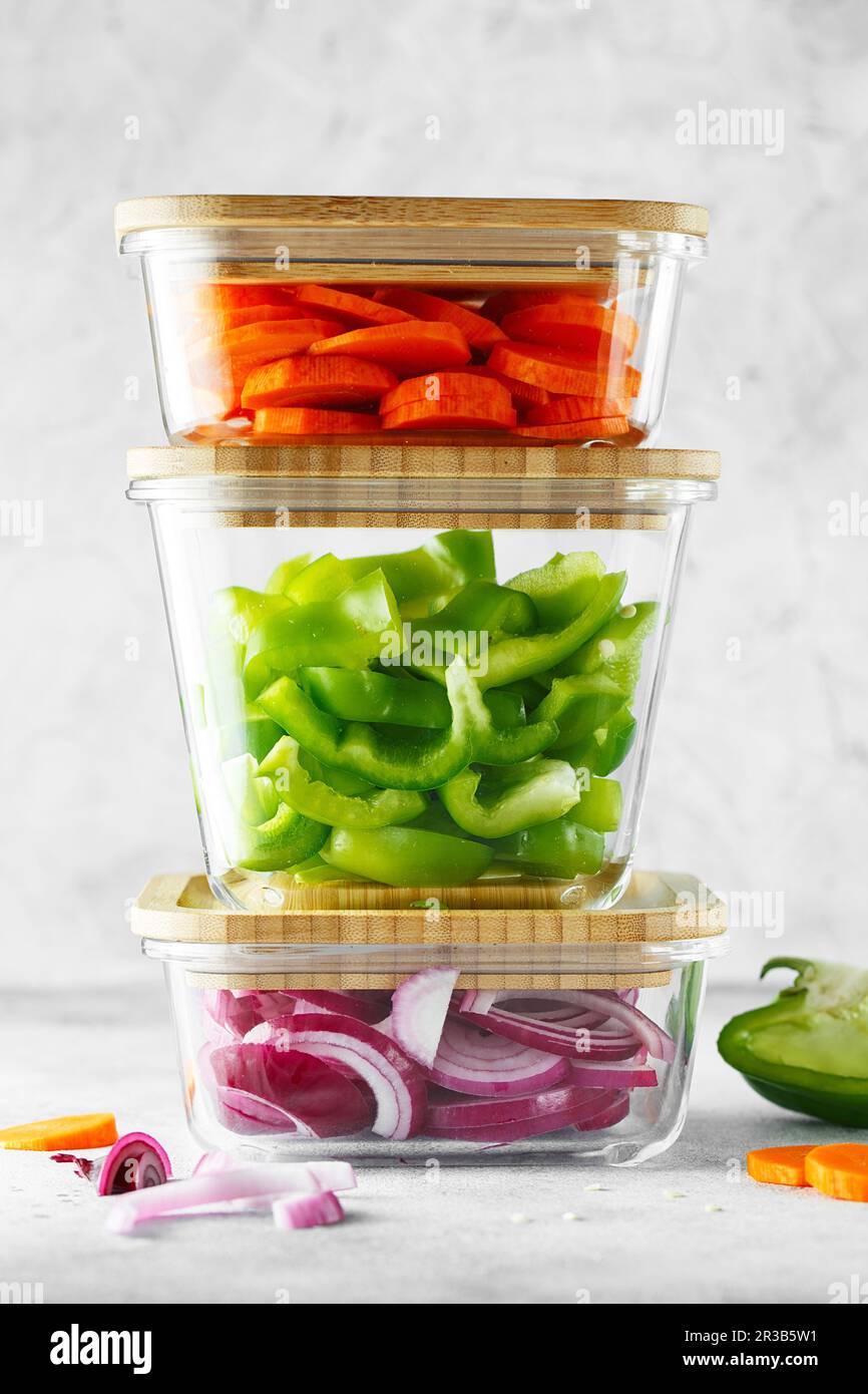 Glasboxen mit frischem rohem Gemüse. Gesunde Mahlzeit Vorbereitung - Rezepte Vorbereitung Fotos. Gesunder Veganer Stockfoto