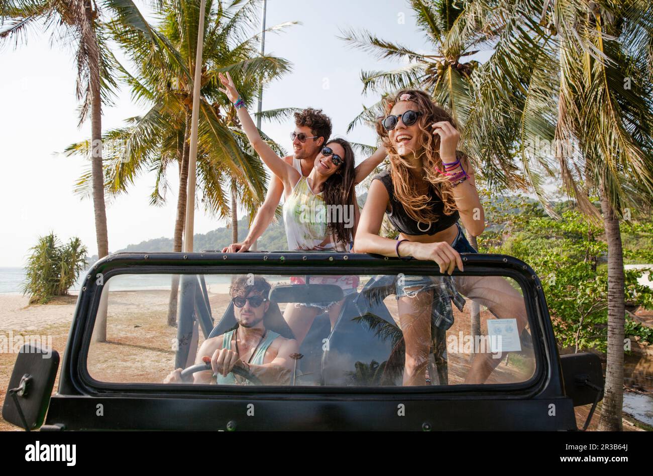 Glückliche Freunde, die eine Geländewagenfahrt am Strand genießen Stockfoto