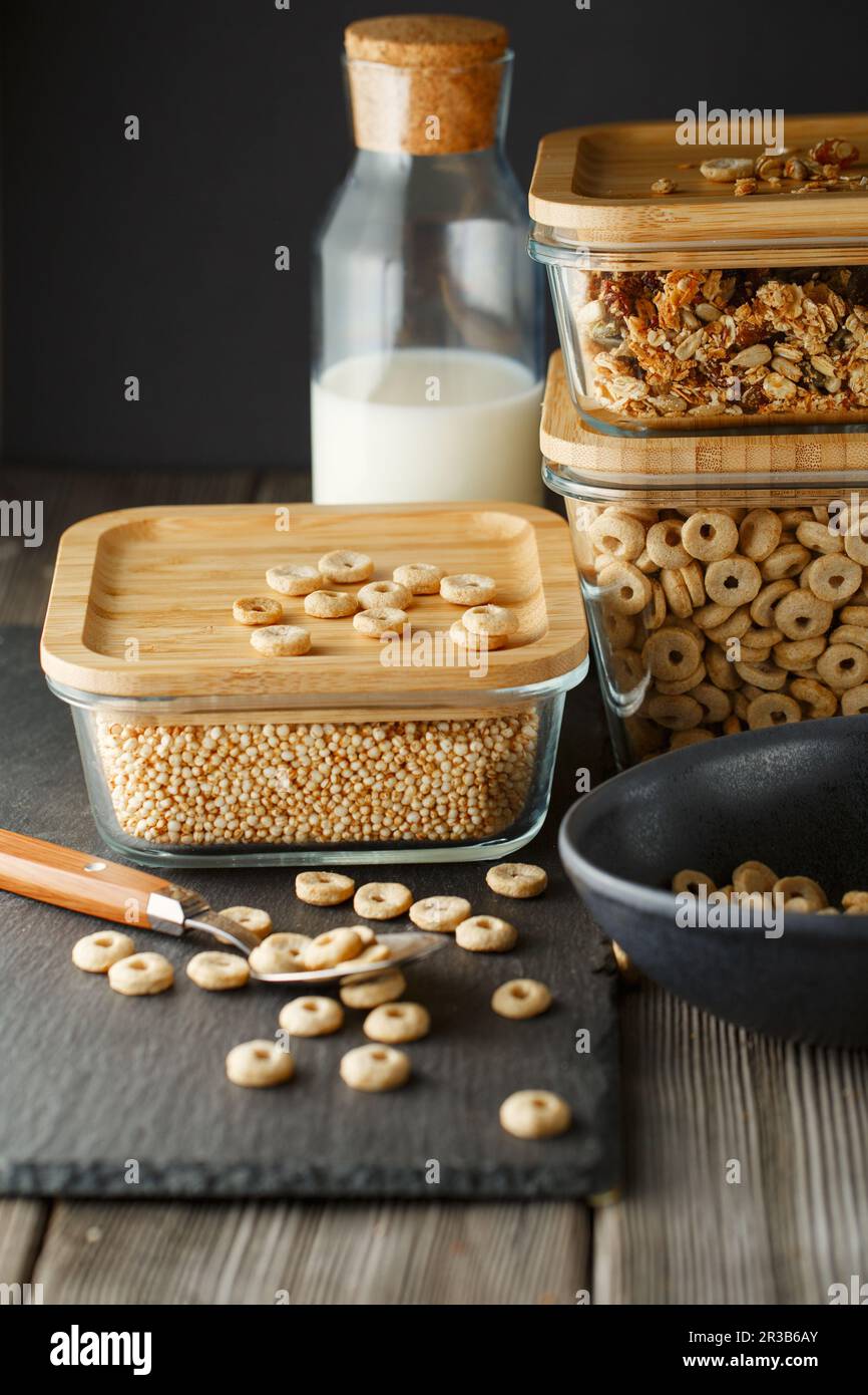 Frühstückszerealien. Glasboxen mit Müsli, Müsliringen und Quinoa Pops. Cerealien Loops in einer Schüssel. Er Stockfoto