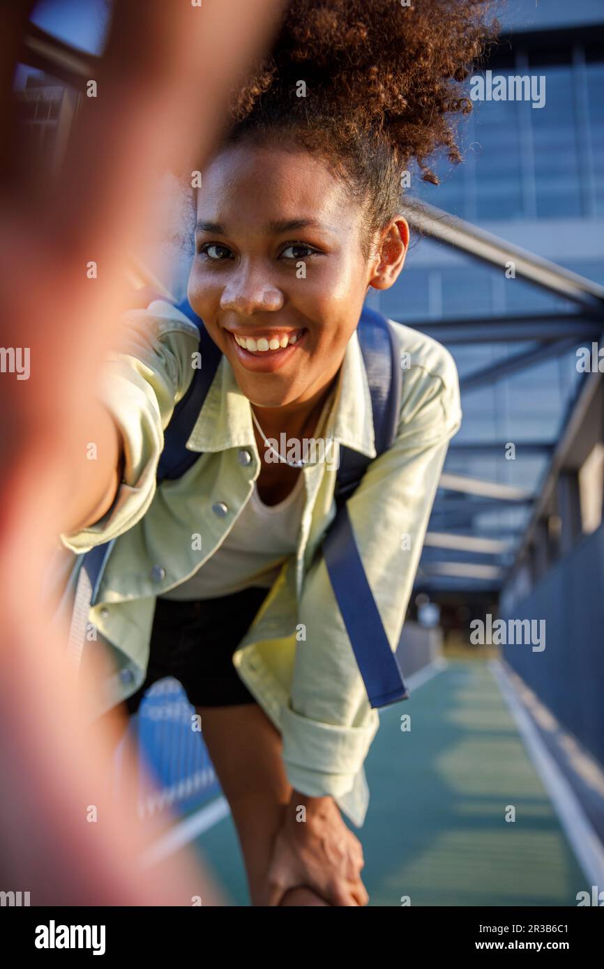 Glückliche Frau macht Selfie auf der Brücke Stockfoto