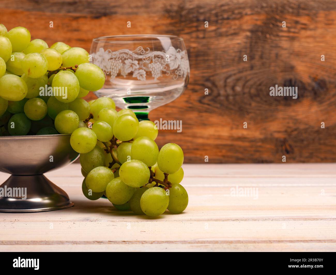 Frische grüne Bio-Trauben auf rustikalem Holzhintergrund mit Platz für Text oder Bild Stockfoto